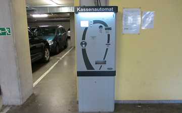 kassenautomat in tiefgarage für schrankenanlage