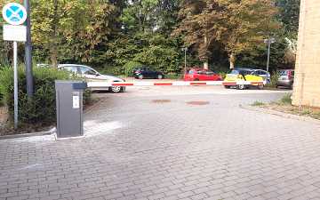 schrankeparkplatz.jpg